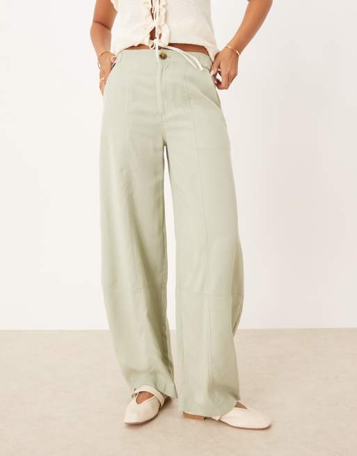 ASOS DESIGN – Salviagröna, mjuka byxor med barrelben och dekorativ söm, 2 av 5