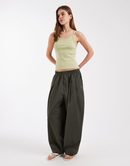 ASOS DESIGN – Salviagrönt, ribbat linne med smala axelband och djup halsringning, 3 av 4