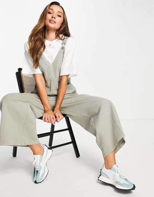 ASOS DESIGN - Salviefarvede overalls med V-front og spænder