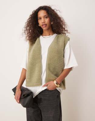 ASOS DESIGN - Salviegrøn vest med bånd i kanten i imiteret lammeskind - view 1