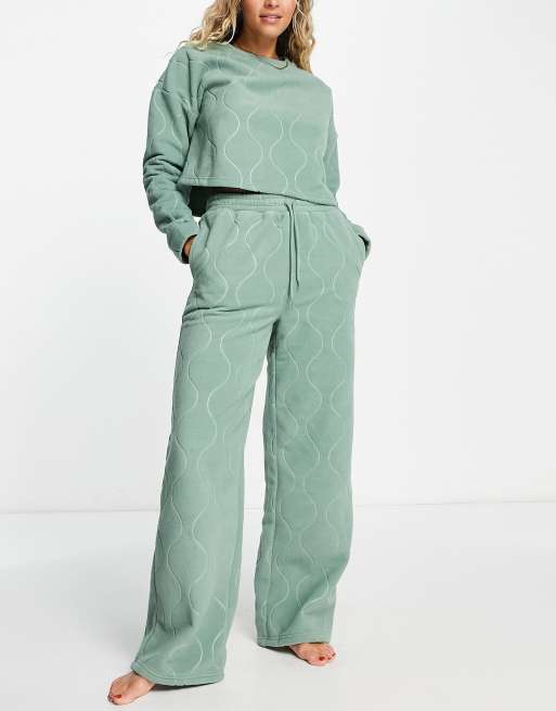 ASOS DESIGN - Salviegrønt lounge-sæt med sweatshirt og joggingbukser med indpræget bølgemønster i mikro-fleece