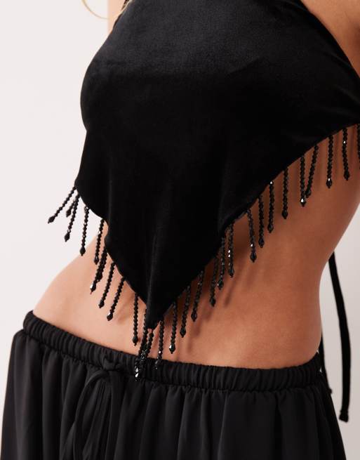 ASOS DESIGN sammetsmaterial med asymmetrisk fåll, halterneck och pärlkant i svart, 2 av 4