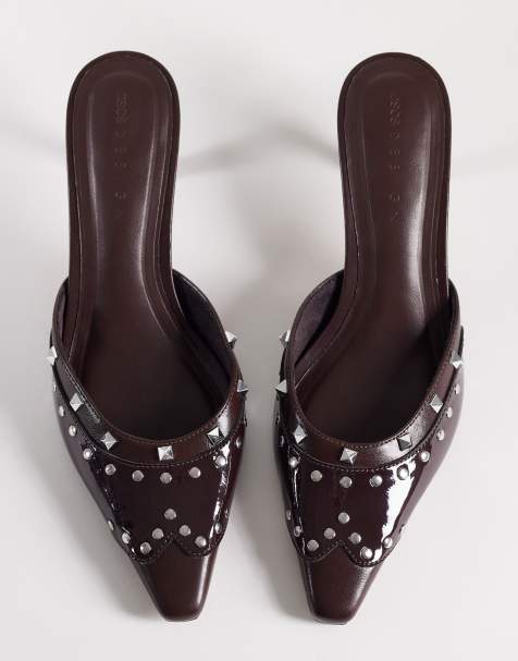 ASOS DESIGN - Sammie - Chokoladebrune højhælede mules med kantet westerntå og nitter - view 1