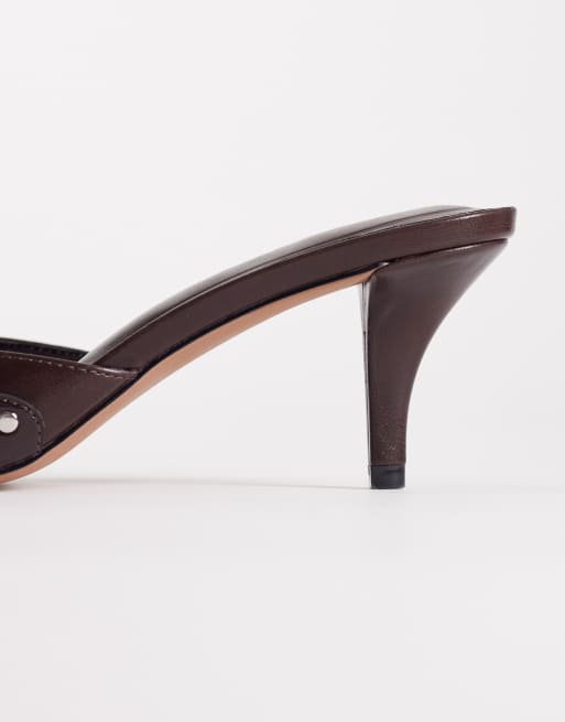 ASOS DESIGN - Sammie - Chokoladebrune højhælede mules med kantet westerntå og nitter, 3 af 4