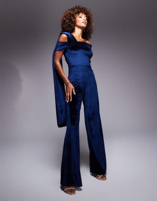 ASOS DESIGN - Samt-Jumpsuit in Marineblau mit Carmen-Ausschnitt, weitem Bein und Schärpen-Detail