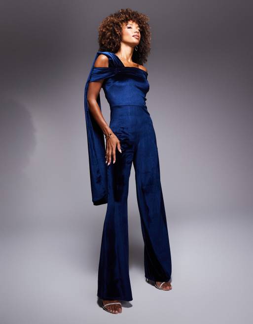 ASOS DESIGN Samt Jumpsuit in Marineblau mit Carmen Ausschnitt weitem Bein und Scharpen Detail