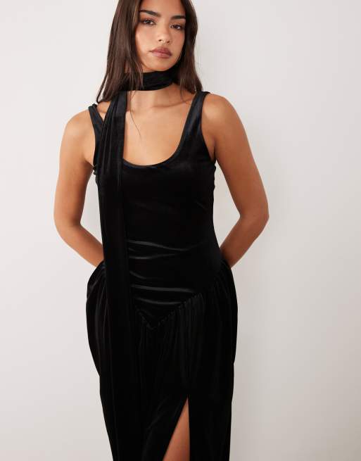 ASOS DESIGN Samt-Maxikleid mit Schal-Detail in Schwarz, 2 von 4