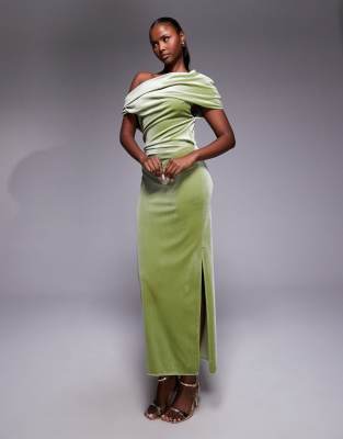 ASOS DESIGN - Samt-Midikleid in Grün mit abfallender Schulterpartie