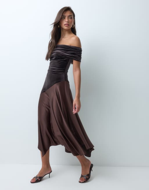 ASOS DESIGN Samt-Midikleid mit Carmen-Ausschnitt und asymmetrischem Satinrock in Schokobraun, 3 von 5