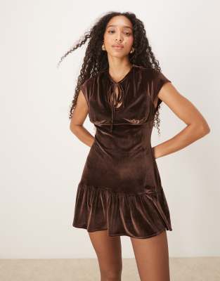 ASOS DESIGN - Samt-Minikleid in Schokobraun mit Schlüssellochausschnitt und tiefer Taille-Brown
