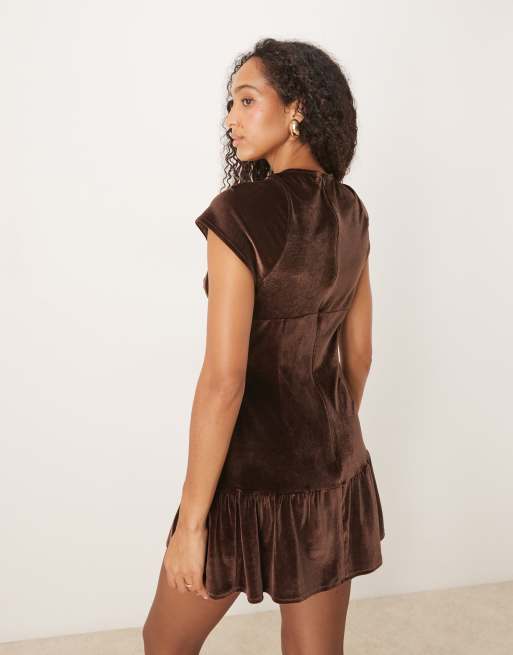ASOS DESIGN – Samt-Minikleid in Schokobraun mit Schlüssellochausschnitt und tiefer Taille, 2 von 4