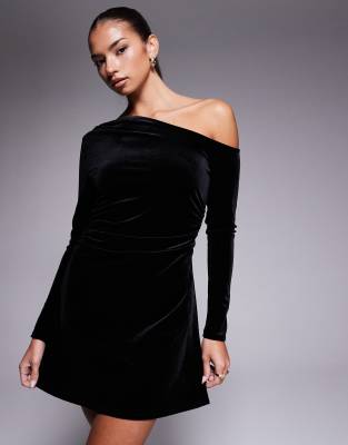 ASOS DESIGN - Samt-Minikleid in Schwarz mit abfallender Schulterpartie