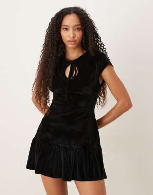 ASOS DESIGN - Samt-Minikleid in Schwarz mit Schlüssellochausschnitt und tiefer Taille