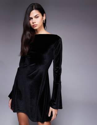 ASOS DESIGN - Samt-Minikleid in Schwarz mit U-Boot-Ausschnitt, ausgestellten Ärmeln und Rückenausschnitt
