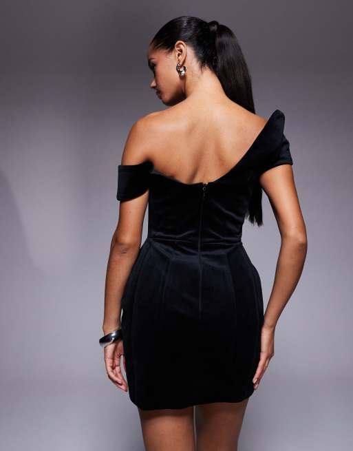 ASOS DESIGN – Samt-Minikleid in Schwarz mit verdrahtetem Carmen-Ausschnitt und Tulpenrock, 4 von 4