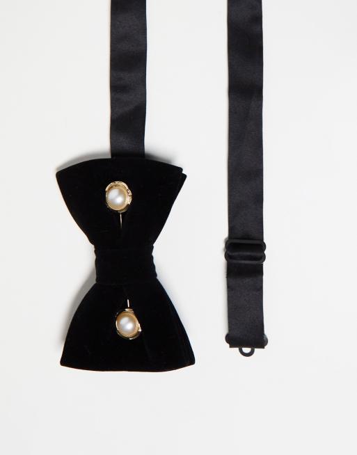 ASOS DESIGN – Samtfliege in Schwarz mit Krawattenspange mit Kunstperlendetail