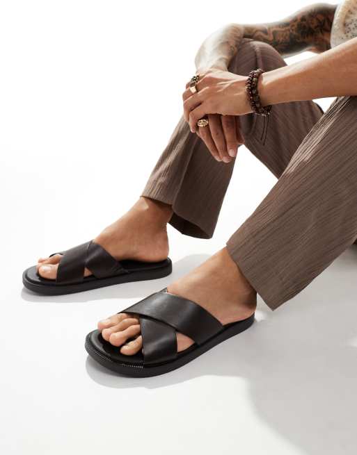 ASOS DESIGN Sandalen aus braunem Kunstleder mit uberkreuzten Riemen ASOS