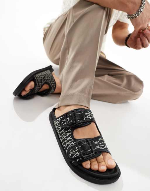 ASOS DESIGN – Sandalen aus gewebtem Canvas in Schwarz mit Monogramm und zwei Schnallen