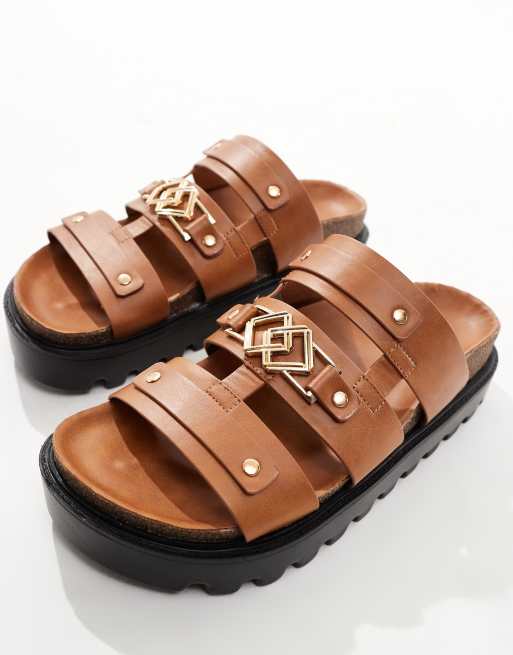 ASOS DESIGN – Sandalen aus PU in Hellbraun mit dicker Sohle und goldfarbenen Monogramm-Details, 2 von 4