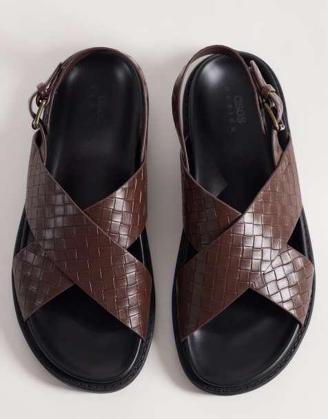 ASOS DESIGN - Sandalen met gekruiste bandjes en geweven motief in reliëf in bruin - view 1