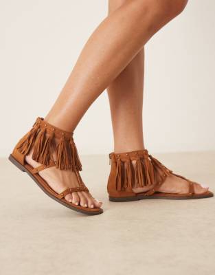 ASOS DESIGN - Sandali bassi con borchie e nappe color cuoio