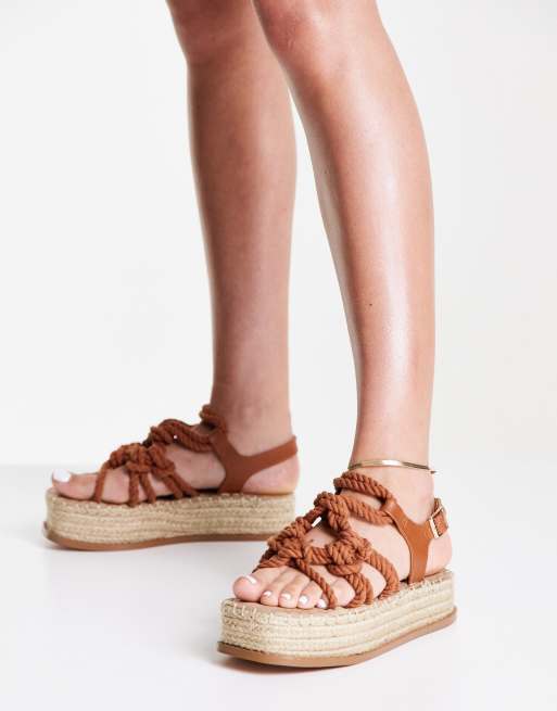 ASOS DESIGN - Sandali flatform con dettagli intrecciati color cuoio