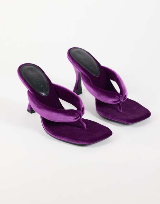 ASOS DESIGN - Sandalias de tacón tipo tanga acolchadas con puntera en terciopelo morado