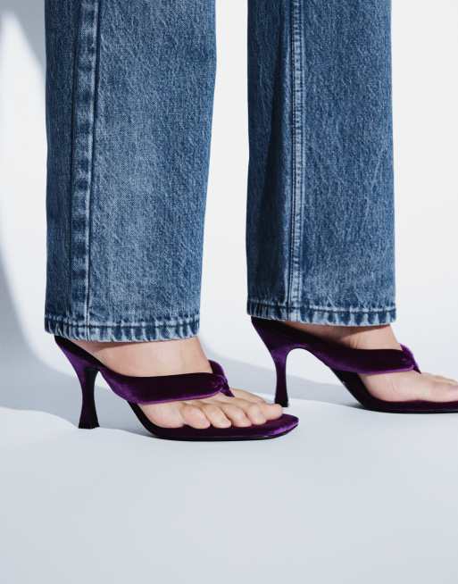 ASOS DESIGN - Sandalias de tacón tipo tanga acolchadas con puntera en terciopelo morado, 2 de 4