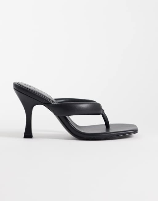ASOS DESIGN Sandalias de tacón tipo tanga con puntera acolchada en negro