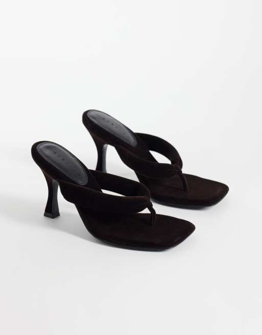 ASOS DESIGN - Sandalias de tacón tipo tanga con puntera acolchada en terciopelo chocolate