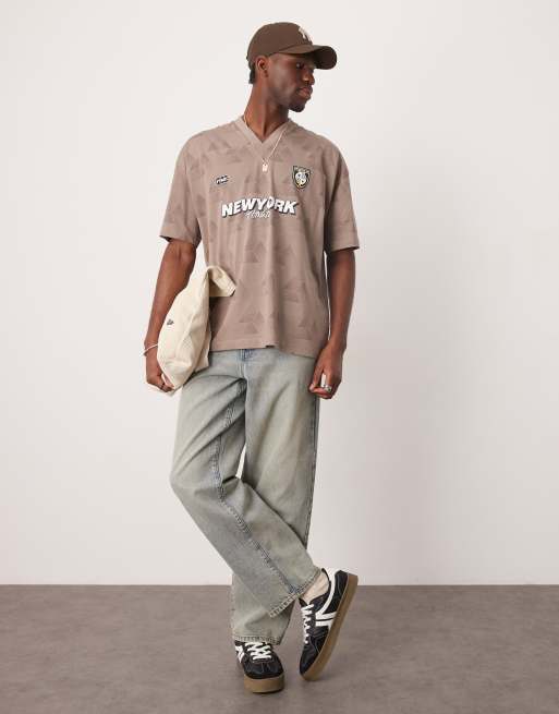ASOS DESIGN – Sandfärgad t-shirt i oversize med v-ringning och sportigt tryck, 4 av 4