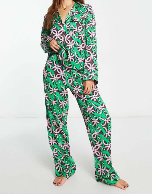 ASOS DESIGN – Santa Baby – Zielono-różowa satynowa piżama w świąteczny wzór: koszula i spodnie