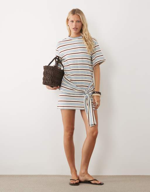 ASOS DESIGN sarongliknande t-shirtminiklänning i ljusblå randig, 2 av 4