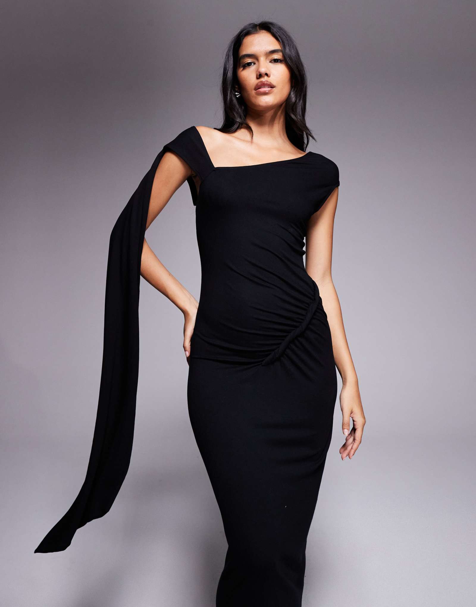 ДИЗАЙНЕРСКОЕ миди-платье ASOS с поясом на шее и закрученными деталями черного цвета