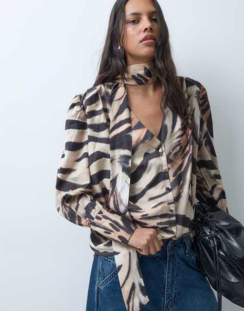 ASOS DESIGN satängblus med scarfdetalj i djurmönster - view 1