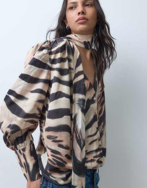ASOS DESIGN satängblus med scarfdetalj i djurmönster, 3 av 4
