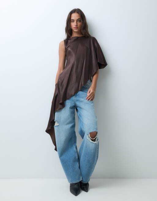 ASOS DESIGN satijnen asymmetrische oversized cape top in chocoladebruin, 2 van 5
