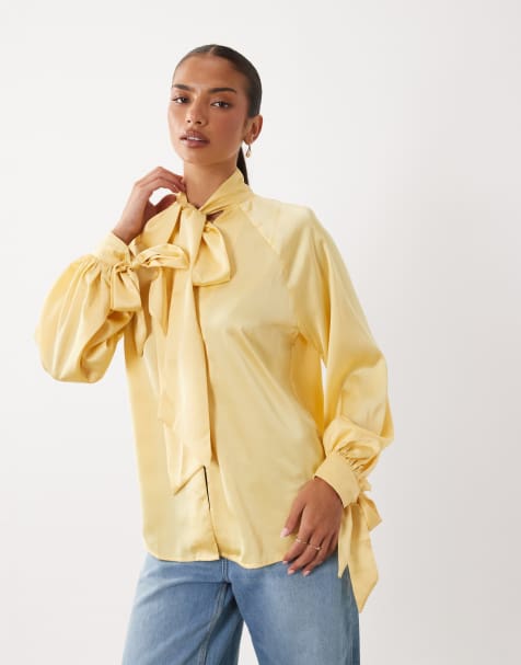 ASOS DESIGN satijnen blouse met strikmanchetten, striksluiting bij de hals en knoopsluiting in buttermilk - view 1
