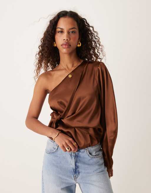 ASOS DESIGN - Satijnen body met overslag en blote schouder in chocoladebruin