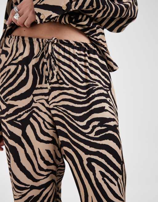 ASOS DESIGN - Satijnen broek met wijde pijpen en elastische taille in zebraprint, deel van co-ord set, 4 van 5