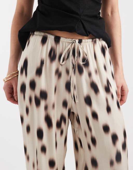 ASOS DESIGN - Satijnen broek met wijde pijpen en elastische taille met print, 3 van 5