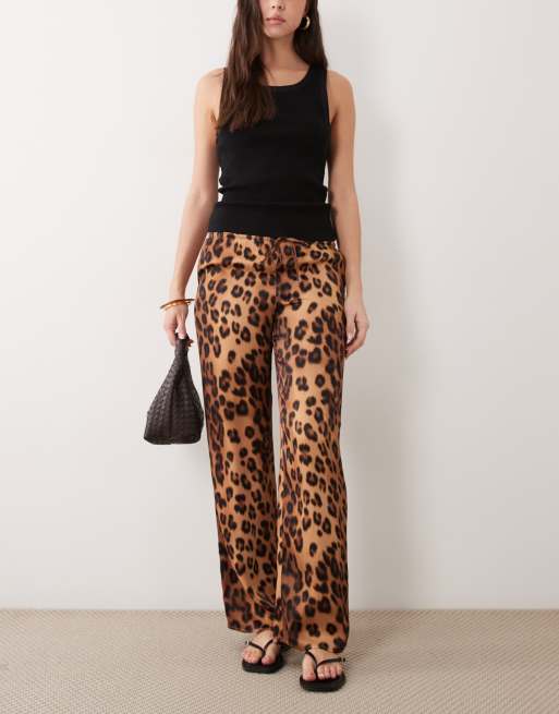 ASOS DESIGN - Satijnen broek met wijde pijpen in luipaardprint, 2 van 5