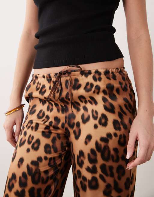 ASOS DESIGN - Satijnen broek met wijde pijpen in luipaardprint, 3 van 5