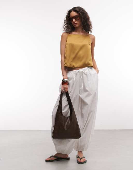 ASOS DESIGN - Satijnen cami met bloemdetail en open achterkant in goud, 3 van 4