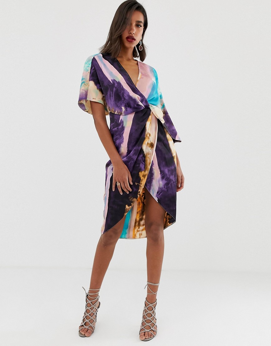 ASOS DESIGN - Satijnen, halflange kimono-jurk met geknoopte voorkant en asymmetrische mouwen en abstracte print-Multi