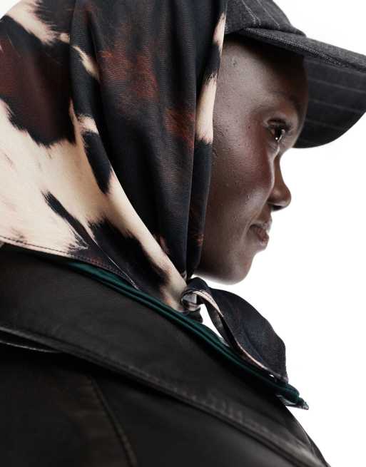 ASOS DESIGN - Satijnen hoofddoek in koeienprint, 4 van 5