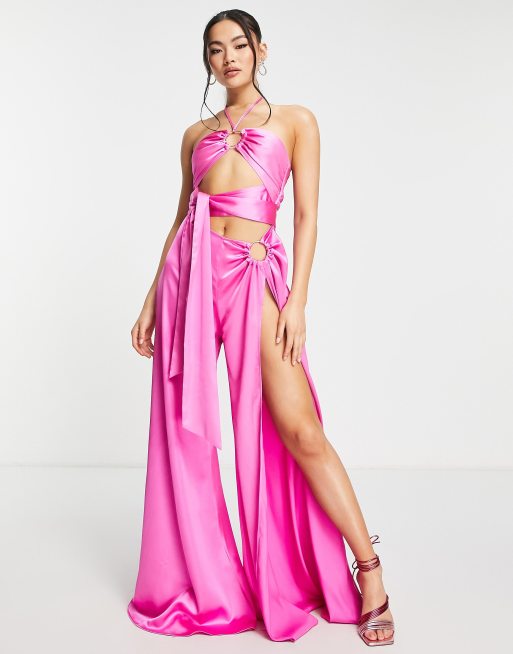 ASOS DESIGN - Satijnen jumpsuit met halternek, uitsnijdingen en en ringdetail in felroze