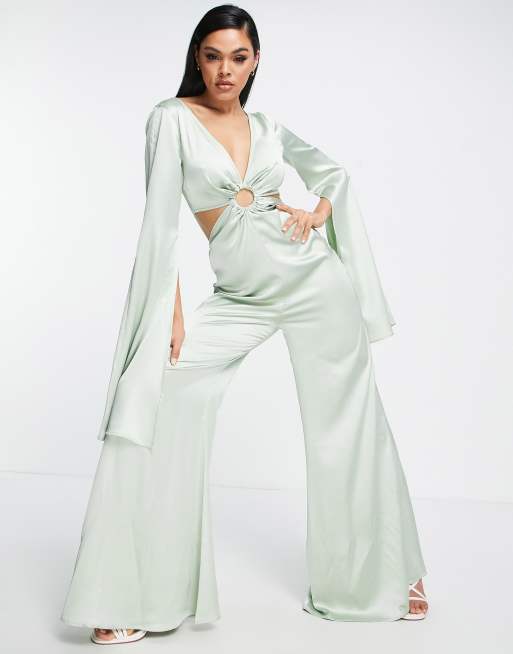 ASOS DESIGN - Satijnen jumpsuit met uitgesneden ringdetail en uitlopende mouwen in saliegroen
