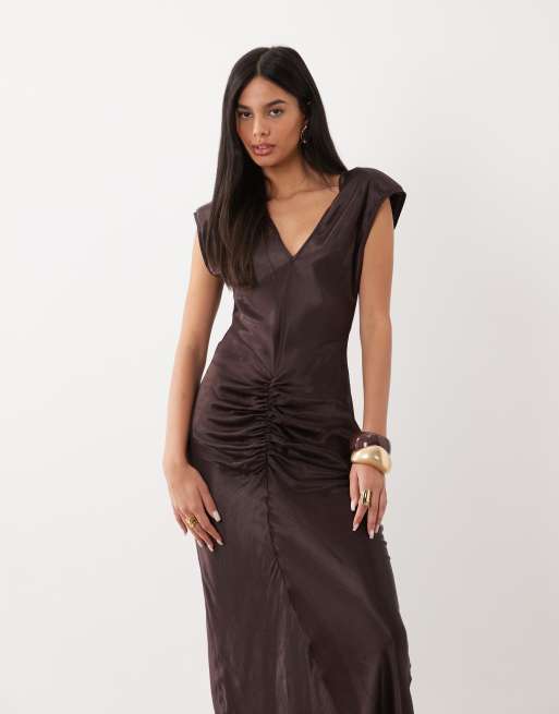 ASOS DESIGN satijnen maxi jurk met schoudervullingen in chocoladebruin, 2 van 4