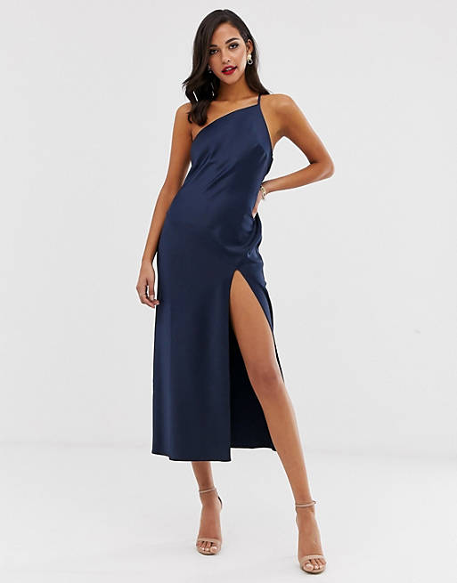 ASOS DESIGN - Satijnen midaxi-jurk met blote schouder en gedrapeerde achterkant in marineblauw